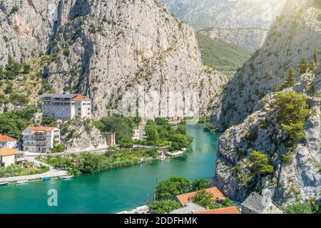 Klippen in der Nähe des Flusses Cetina in Omis in Kroatien. Panoramasicht auf die dalmatinischen Berge. Stockfoto