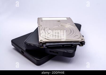 HDD - Stapel von externen und internen Laptop-Festplatten isoliert auf weißem Hintergrund. Stapel von Laptop-Festplatten. Stockfoto