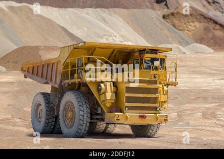 Gelber Bergbau-LKW in Eisenerz in Österreich. Stockfoto