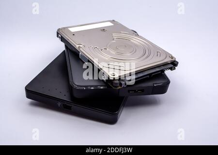 HDD - Stapel von externen und internen Laptop-Festplatten isoliert auf weißem Hintergrund. Stapel von Laptop-Festplatten. Stockfoto