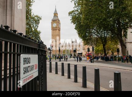 London, Großbritannien - 26. Oktober 2014 - Broad Sanctuary Street in London, die zum Westminster Palace und dem Big Ben führt Stockfoto