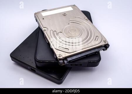 HDD - Stapel von externen und internen Laptop-Festplatten isoliert auf weißem Hintergrund. Stapel von Laptop-Festplatten. Stockfoto