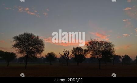 Dramatische dichte Wolken schweben am Himmel in der Abendzeit. Dunkelheit erscheint während des Sonnenuntergangs. Stockfoto