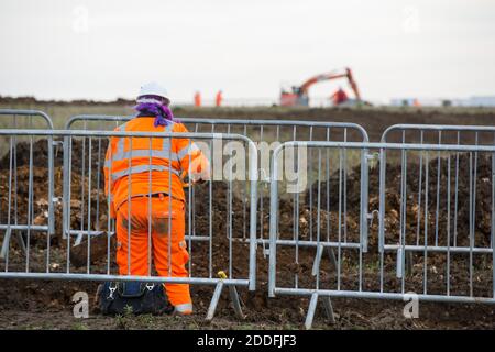 Aylesbury Vale, Großbritannien. November 2020. HS2-Auftragnehmer führen archäologische Ausgrabungen in einem Feld in der Nähe des Grabens GrimÕs für die Hochgeschwindigkeits-Eisenbahnverbindung HS2 durch. GrimÕs Graben ist ein angeplantes antikes Denkmal, ein Erdwerk, das vermutlich im 1. Jahrtausend v. Chr. entstanden ist und von historisch wichtigen Hecken begrenzt wird, und das HS2-Projekt wird voraussichtlich etwa ein Drittel eines 350 Meter langen Abschnitts des Grabens zerstören. Kredit: Mark Kerrison/Alamy Live Nachrichten Stockfoto