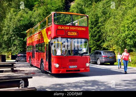 Olden Glacier Sightseeing Open-Top-Bus CF 65246, ein MAN SD200 mit Wagon Union Karosserie, ist am Lake Oldevatnet bei Olden, Norwegen geparkt zu sehen. Stockfoto