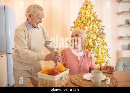 Ein älteres Paar, das Weihnachten frühstückte und glücklich aussagte Stockfoto
