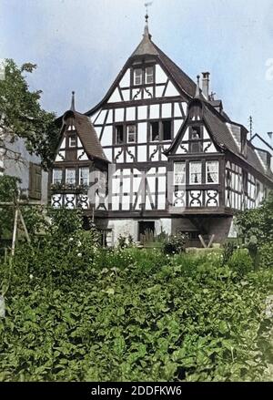 Dreigiebelhaus in Kröv an der Mosel, Deutschland, 1930er Jahre. Fachwerkhaus mit drei Giebeln in Kroev am Fluss Mosel, Deutschland der 1930er Jahre. Stockfoto