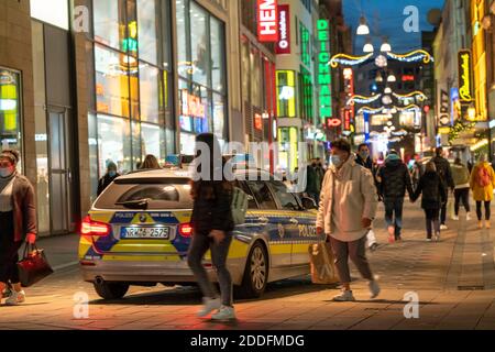 Polizei Patrouille Auto, auf dem Weg zu einer Operation in der Innenstadt, Einkaufsstraße Westenhellweg, Einkaufsstraße, Fußgängerzone, voll, viele Menschen s Stockfoto