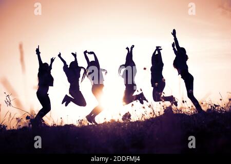 Silhouette von Youngster Feier gegen den Himmel . Stockfoto