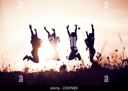 Silhouette der jungen Mädchen Feier gegen den Himmel . Hintergrundbilder für glückliche Frau. Stockfoto