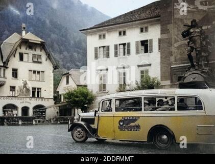 Reisebus der Heimatfreunde Köln Vor Dem Wilhelm sagen Denkmal Und der Conditorei Huber in Altdorf Im Kanton Uri, Schweiz 1930er Jahre. Trainer der Heimatfreunde Club Köln vor William Tell-Denkmal und Hubers Konditorei in Altdorf im Kanton Uri, Schweiz der 1930er Jahre. Stockfoto