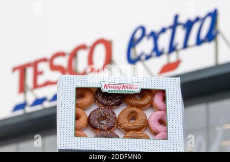 Eine Kiste Krispy Kreme Donuts in einem Tesco Extra Laden in Wisbech, Cambridgeshire. Cambridgeshire Polizist Simon Read wird vor der Anklage zu versuchen, eine £9.95 Box mit 12 Krispy Kreme Donuts für sieben Pence durch Ankleben eines Barcodes für Karotten auf sie und gehen durch eine Self-Service-Kasse im Tesco Extra-Shop kaufen. Stockfoto