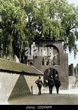 Drei Männer Vor Dem Eingang Zum Friedhof in Köln Esch, 1920er Jahre Deutschland. Drei Männer vor dem Eingang zum Friedhof in Köln Esch der 1920er Jahre. Stockfoto