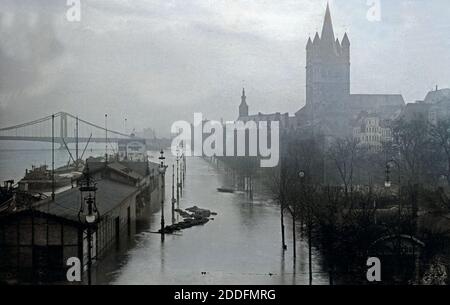 Blick von der Hohenzollernbrücke Auf Altstadt äh sterben Groß St. Martin Beim Hochwasser Im Dezember 1922 in Köln, Deutschland 1920er Jahre. Blick von Hohenzollernbruecke-Brücke in die Altstadt der Stadt rund um Kirche Gross St. Martin während des Hochwassers von Dezember 1922 in Köln der 1920er Jahre. Stockfoto