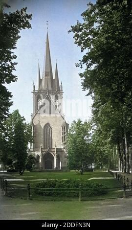 Sterben Sie Neugotische Kirche St.Paul eine Ecke der Vorgebirgsstraße Und Lothringer Straße in Köln, Deutschland 1920er Jahre. Neugotische St. Pauls Kirche an der Ecke Vorgebirgsstrasse und Lothringer Straße in Köln der 1920er Jahre. Stockfoto