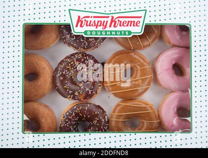 Eine Kiste Krispy Kreme Donuts in einem Tesco Extra Laden in Wisbech, Cambridgeshire. Cambridgeshire Polizist Simon Read wird vor der Anklage zu versuchen, eine £9.95 Box mit 12 Krispy Kreme Donuts für sieben Pence durch Ankleben eines Barcodes für Karotten auf sie und gehen durch eine Self-Service-Kasse im Tesco Extra-Shop kaufen. Stockfoto