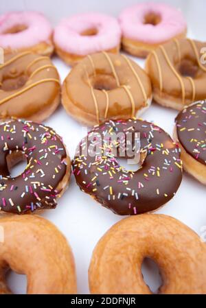 Eine Kiste Krispy Kreme Donuts in einem Tesco Extra Laden in Wisbech, Cambridgeshire. Cambridgeshire Polizist Simon Read wird vor der Anklage zu versuchen, eine £9.95 Box mit 12 Krispy Kreme Donuts für sieben Pence durch Ankleben eines Barcodes für Karotten auf sie und gehen durch eine Self-Service-Kasse im Tesco Extra-Shop kaufen. Stockfoto
