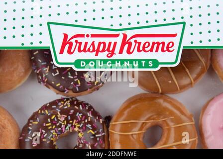Eine Kiste Krispy Kreme Donuts in einem Tesco Extra Laden in Wisbech, Cambridgeshire. Cambridgeshire Polizist Simon Read wird vor der Anklage zu versuchen, eine £9.95 Box mit 12 Krispy Kreme Donuts für sieben Pence durch Ankleben eines Barcodes für Karotten auf sie und gehen durch eine Self-Service-Kasse im Tesco Extra-Shop kaufen. Stockfoto