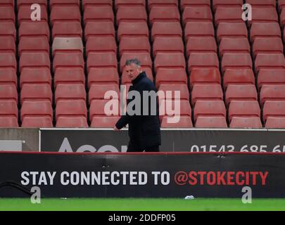 Stoke City Manager Michael O'Neill sieht über das Ergebnis unzufrieden aus Am Ende des Spiels Stockfoto