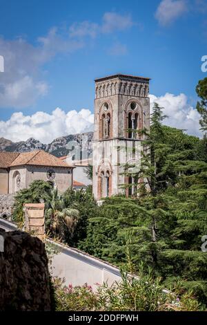 Der Glockenturm ragt in der wunderschönen Stadt Ravello an der Amalfiküste, Italien, in die Höhe. Stockfoto