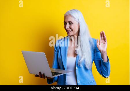 Schöne ältere Frau posiert auf einem Fotoshooting. Konzept über Lifestyle und Dienstalter Stockfoto