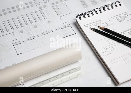 Architekt Maßstab Lineal, Bleistift, mechanischen Bleistift, Notizbuch und Gebäude Blaupause auf Arbeitstisch Stockfoto