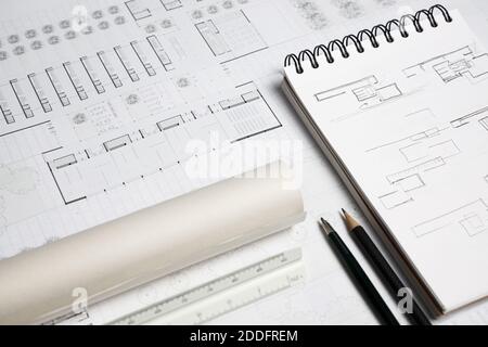 Architekt Maßstab Lineal, Bleistift, mechanischen Bleistift, Notizbuch und Gebäude Blaupause auf Arbeitstisch Stockfoto