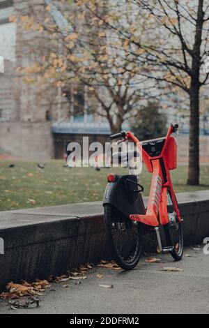 London, UK - 19. November 2020: Jump Bike auf einer Straße in London geparkt. Lime erworben Jump, die Elektro-Bike-und Roller-Division, die Uber erworben Stockfoto