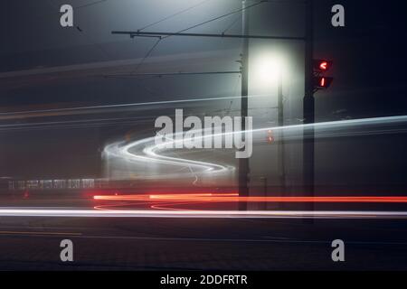 Leichte Trams am Bahnhof. Öffentliche Verkehrsmittel in nebliger Nacht. Prag, Tschechische Republik Stockfoto