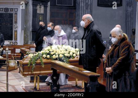 Mailand, Italien. November 2020. Beerdigung von Beppe Modenese in der Kirche Santa Maria della Passione in via Consevatorio (Mailand - 2020-11-25, Maurizio Maule) p.s. la foto e' utilizzabile nel rispetto del contesto in cui e' stata scattata, e senza intento diffamatorio del decoro delle persone rapresentate Kredit: Unabhängige Fotoagentur/Alamy Live News Stockfoto