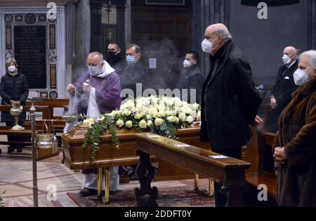 Mailand, Italien. November 2020. Beerdigung von Beppe Modenese in der Kirche Santa Maria della Passione in via Consevatorio (Mailand - 2020-11-25, Maurizio Maule) p.s. la foto e' utilizzabile nel rispetto del contesto in cui e' stata scattata, e senza intento diffamatorio del decoro delle persone rapresentate Kredit: Unabhängige Fotoagentur/Alamy Live News Stockfoto