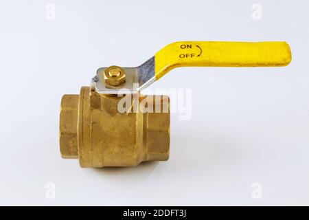 Neue Kugel Messing Wasserhahn in verschiedenen Größen auf isoliertem weißem Hintergrund. Stockfoto