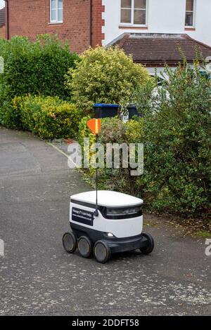 Ein Starship Food Delivery Roboter auf einer Vorstadtstraße, Wootton Fields, Northampton, Großbritannien; ein neuer Service, der vom lokalen Co-op-Laden eingeführt wurde. Stockfoto