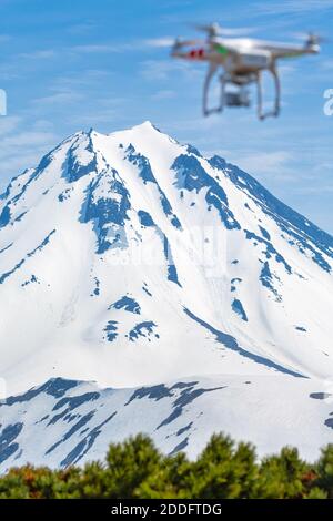 Schneebedeckter Winter Vulkan Peak und entkokelt fliegen UAV Quadcopter Drohne Mit Kamera in Himmel Luftaufnahmen Videowelt rund um von Vogelperspektive Stockfoto