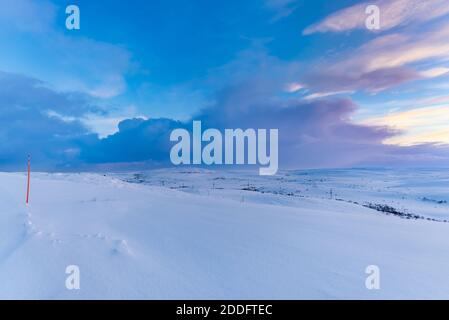 Farben des Nordens. Eine wunderschöne gefrorene Landschaft auf der russischen Halbinsel Kola, oberhalb des Polarkreises. Der rote Pol ganz links signalisiert eigentlich w Stockfoto