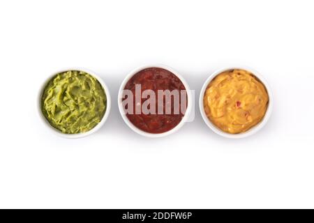 Traditionelle mexikanische Saucen. Guacamole, Chili-Pfeffer-Sauce und Käse-Sauce isoliert auf weißem Hintergrund Stockfoto