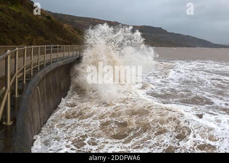 Große Wellen krachen gegen die Ufermauer von Church Cliffs bei Lyme Regis in Dorset, England, Großbritannien, während Storm Ciara im Februar 2020 Stockfoto