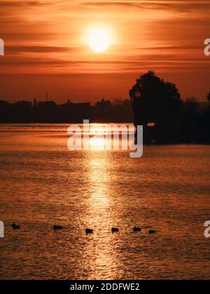 Schöner Sonnenuntergang über dem See Dâmbovița (Lacul Morii) in Bukarest, Rumänien. Stockfoto