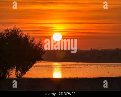 Schöner Sonnenuntergang über dem See Dâmbovița (Lacul Morii) in Bukarest, Rumänien. Stockfoto