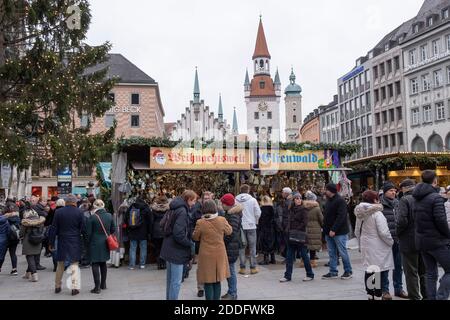 Blick auf den Weihnachtsmarkt auf dem Marienplatz in München, Bayern, Deutschland, Europa. Stockfoto