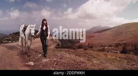Frau mit roten Haaren weißes Pferd ist in den Bergen Stockfoto