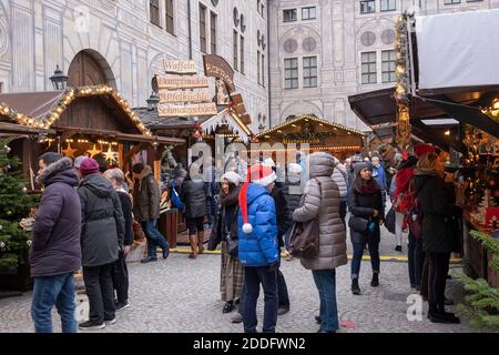 Weihnachtsmarktstände im Kaiserhof, Münchner Residenz, Bayern, Deutschland Stockfoto