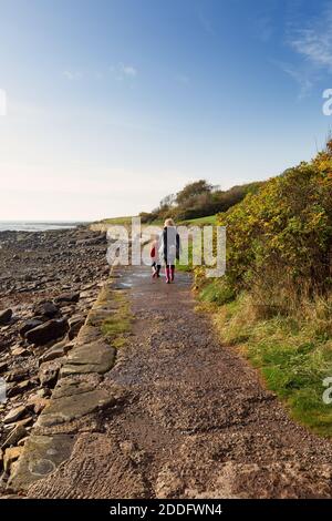 Eine Mutter und ihr 6-jähriger Sohn gehen auf einem Küstenweg in Crail, im Osten von Neuk von Fife. Dies ist wirklich ein wunderschöner Teil der Welt mit viel Stockfoto