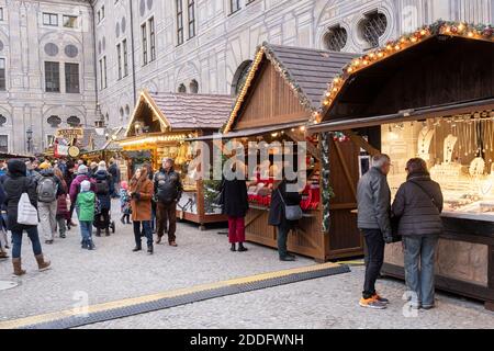 Weihnachtsmarktstände im Kaiserhof, Münchner Residenz, Bayern, Deutschland Stockfoto