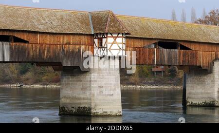 Alte überdachte Holzbrücke über den Rhein Stockfoto