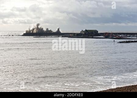 Große Wellen krachen über den Cobb bei Lyme Regis in Dorset, England, Großbritannien, während Storm Ciara im Februar 2020 Stockfoto