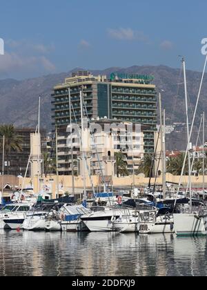 Der Hafen von Fuengirola mit dem Hotel Florida im Hintergrund, Provinz Málaga, Andalusien, Spanien. Stockfoto
