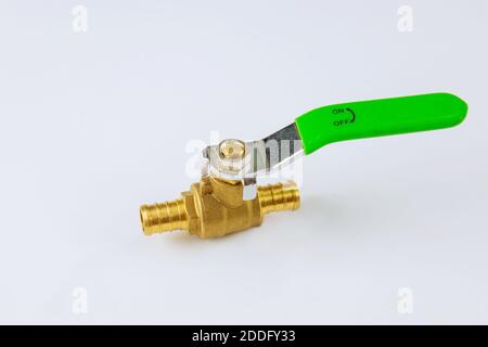 Neuer Kugelhahn aus Messing in verschiedenen Armaturen auf isoliertem weißem Hintergrund. Stockfoto