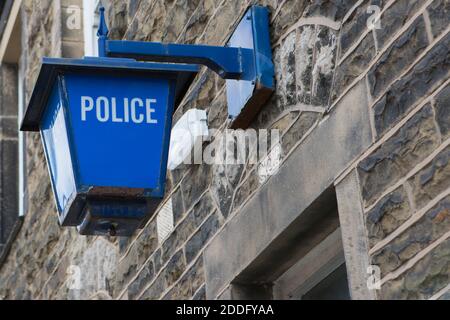 Alte Polizei Laterne mit einem Polizeiwappen über Clitheroe Polizei Station im ribble Tal Stockfoto