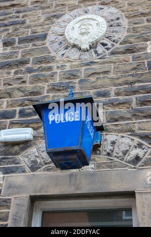 Alte Polizei Laterne mit einem Polizeiwappen über Clitheroe Polizei Station im ribble Tal Stockfoto